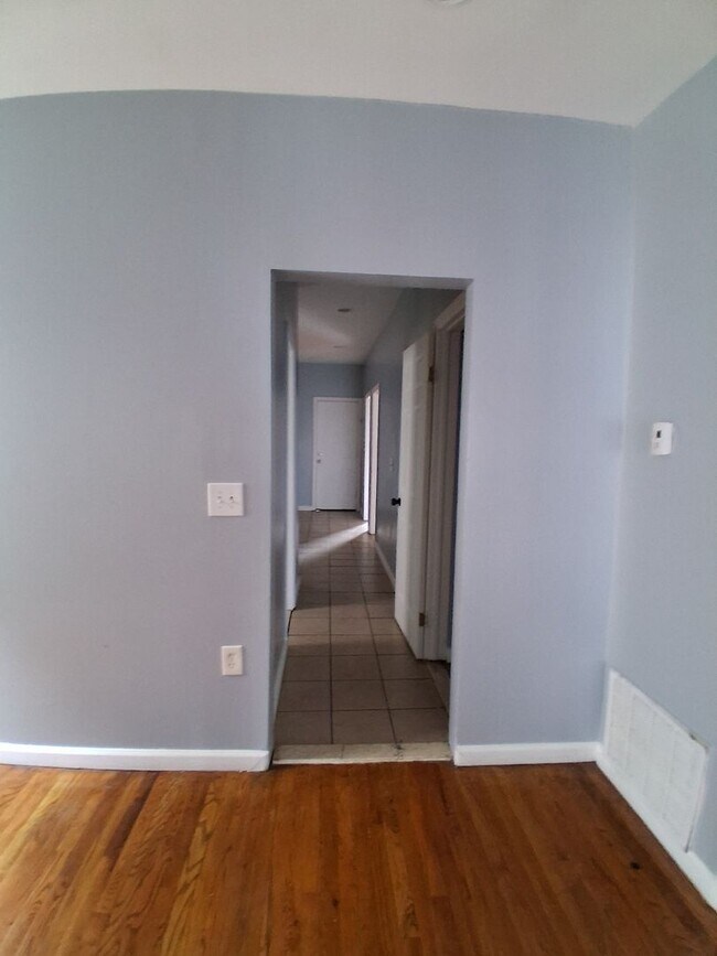 Building Photo - 483 Avon Ave