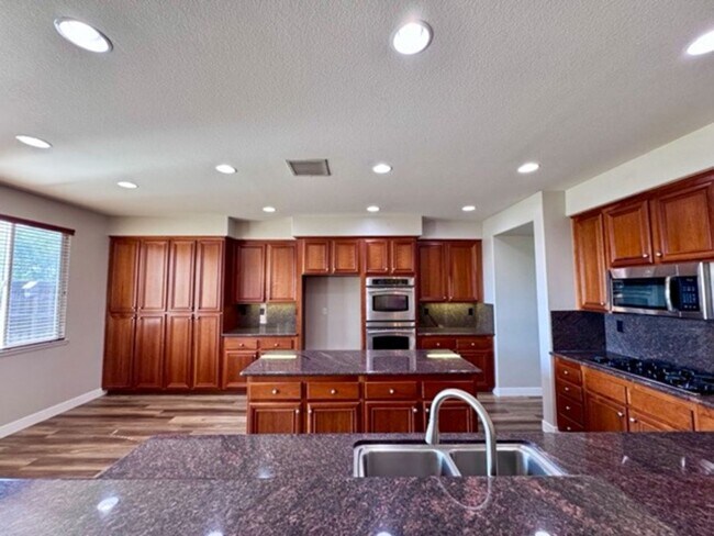 Building Photo - Oversized 5 bedroom Copper Canyon Murrieta...