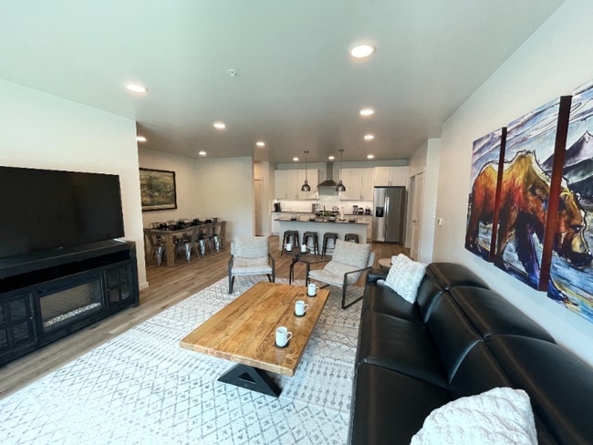 Building Photo - 2221 Willow Dr
