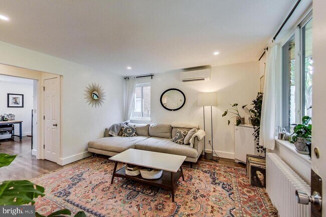 Building Photo - 213 Hawaii Ave NE