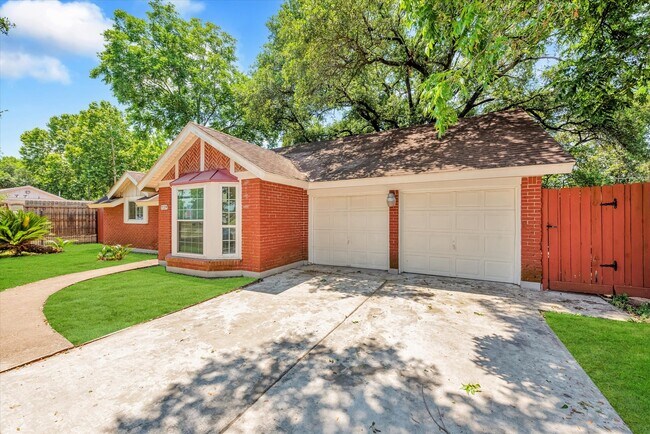 Building Photo - 7119 Bellaire Blvd