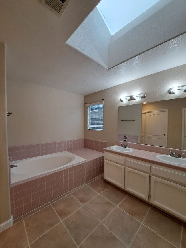 Building Photo - Stunning Large 4 Bedroom Home! Located Near Cedar & Nees!