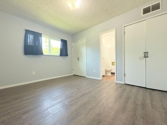 Building Photo - 4-Bedroom Home in Prime Northridge Location