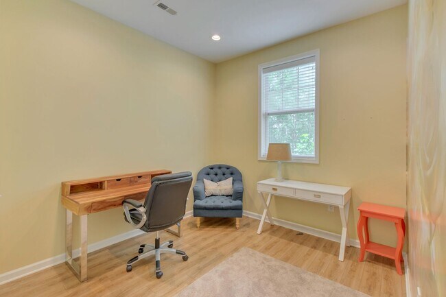 Building Photo - 151 Longwood Dr