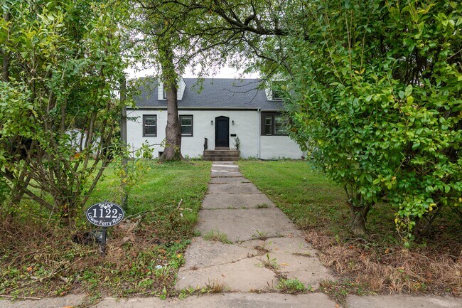 Building Photo - 1122 Lower Ferry Rd