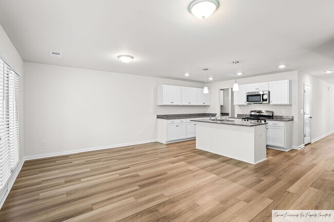 Building Photo - STUNNING TOWNHOUSE IN LEXINGTON'S MURRAY V...