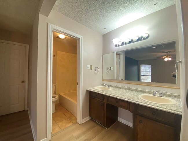 Building Photo - 815 Ramada Dr