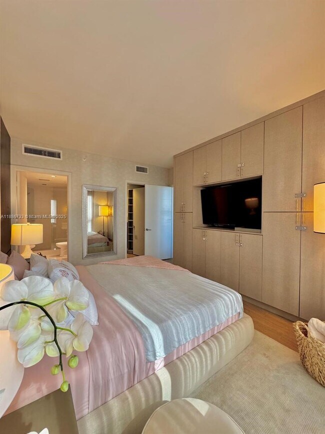 Building Photo - 1010 SW 2nd Ave