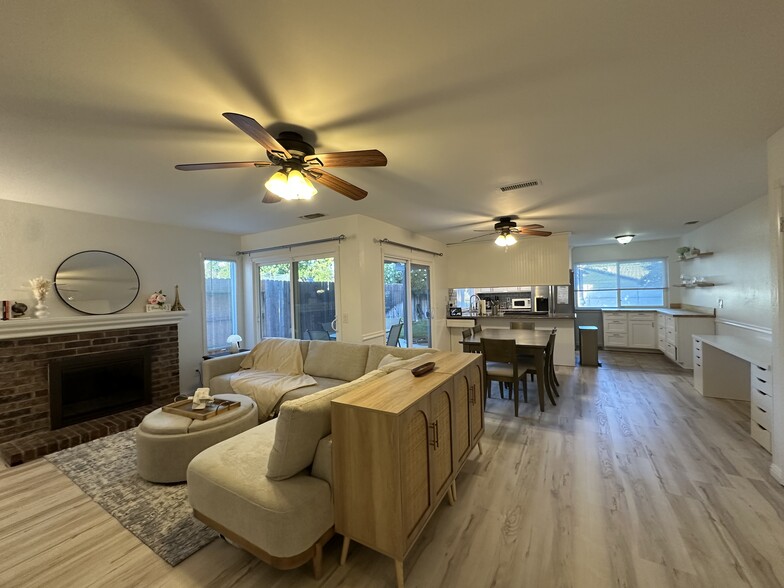 Building Photo - 7020 Roca Way
