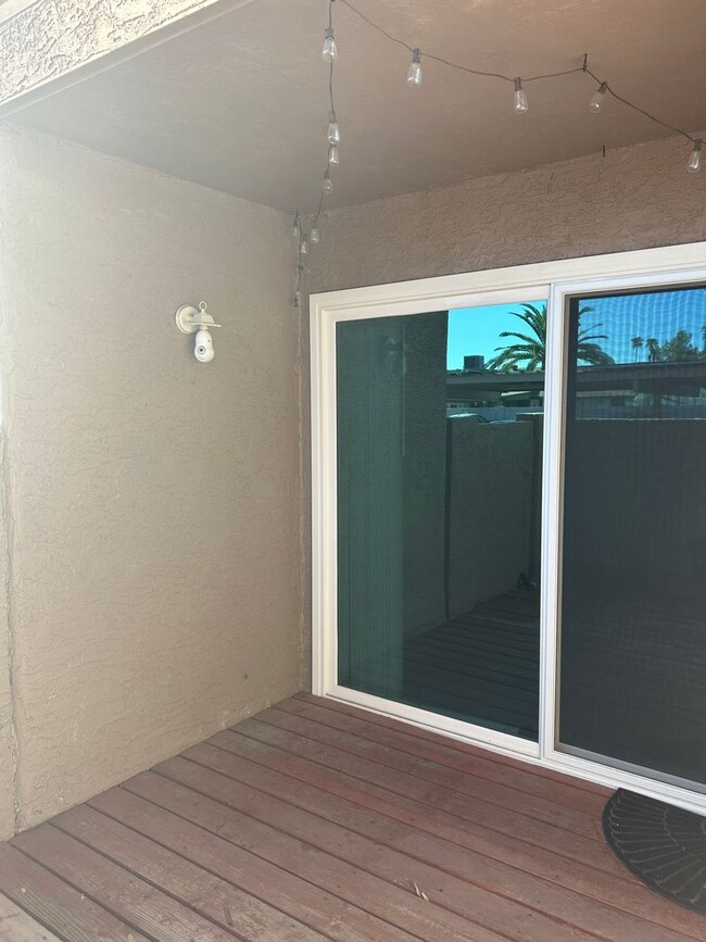 Building Photo - Floor Unit 2 Bedroom 2 Bath in Great Location