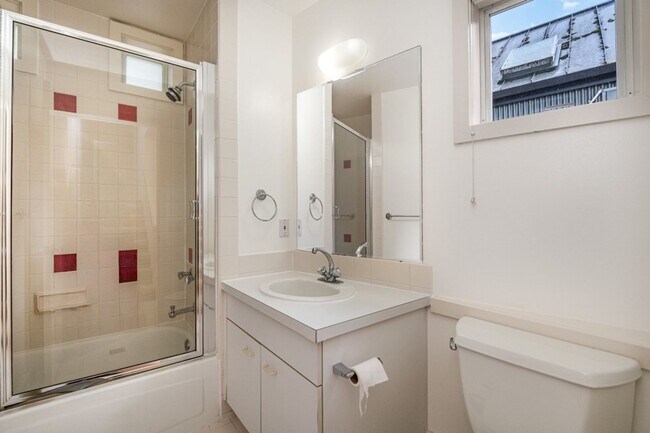Building Photo - 3Bd/3Ba Seattle House