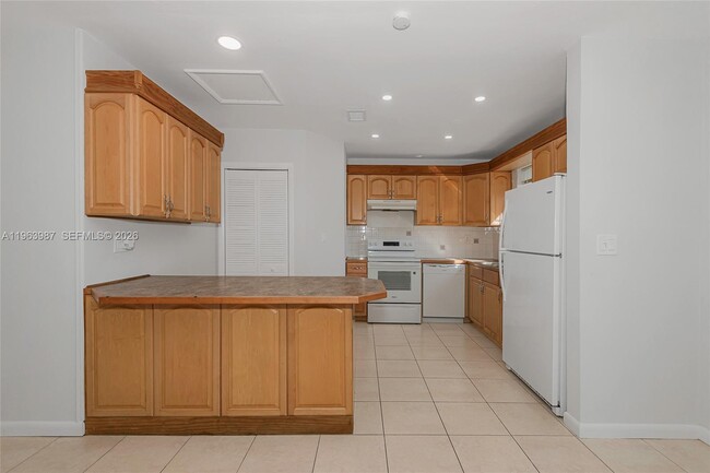 Building Photo - 621 N 70th Way