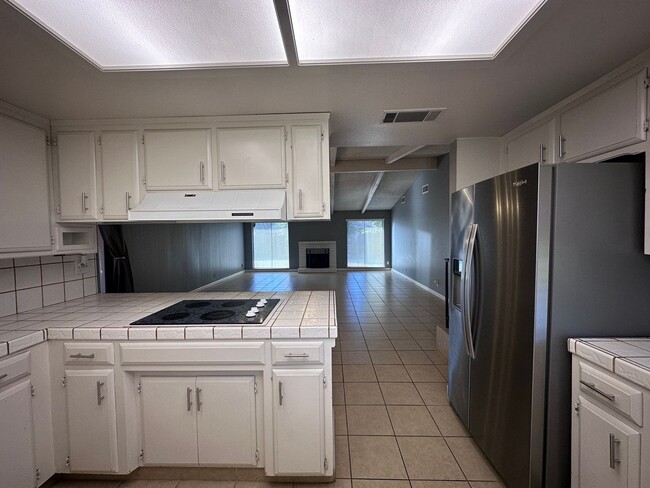 Building Photo - NW Visalia Home Coming Soon!