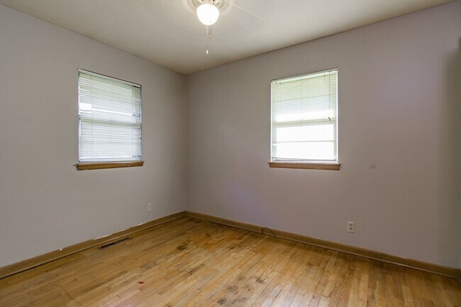 Building Photo - 843 S Link Ave