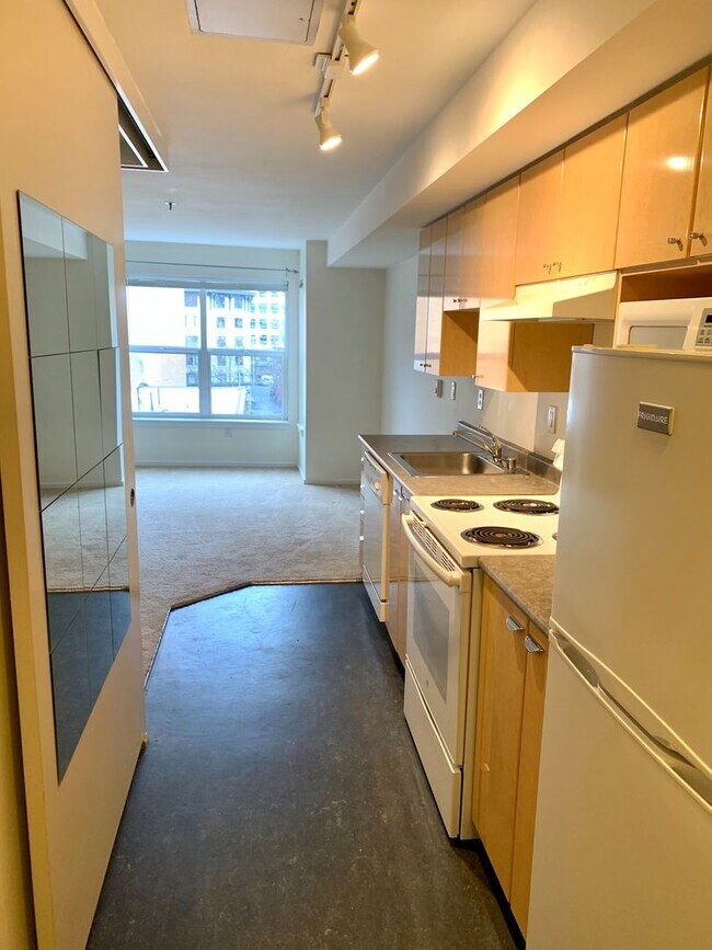 Building Photo - Montreux Condominium - Downtown/Belltown
