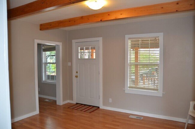 Building Photo - Completely Renovated Cottage in Crown Park...