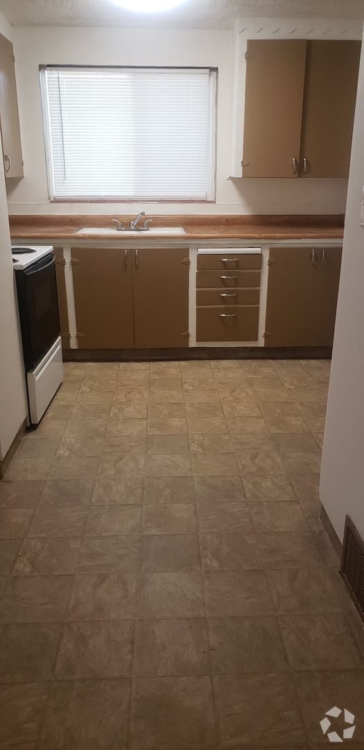 Building Photo - 2 bedroom 1 bath duplex Available June 20t...