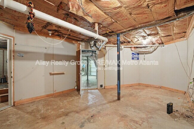 Building Photo - 901 Underwood Ave SE