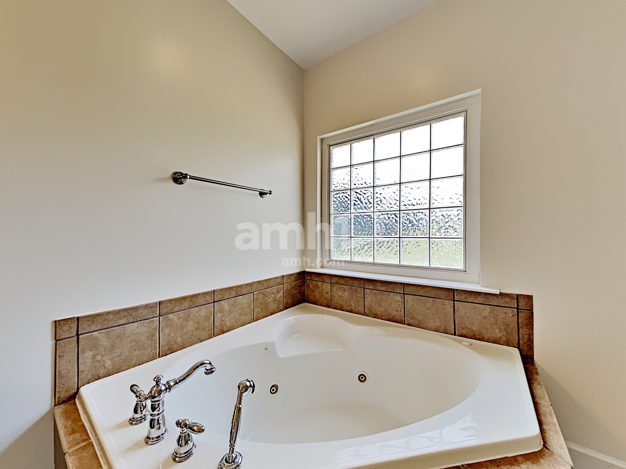 Building Photo - 305 Fernwood Ln
