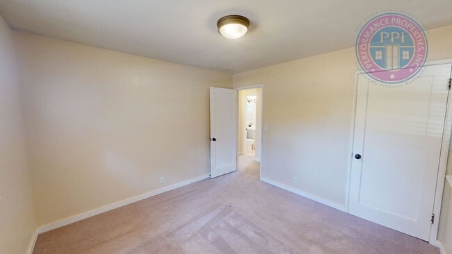 Building Photo - OREGON CITY / DEPOSIT FREE MOVE IN WITH OB...