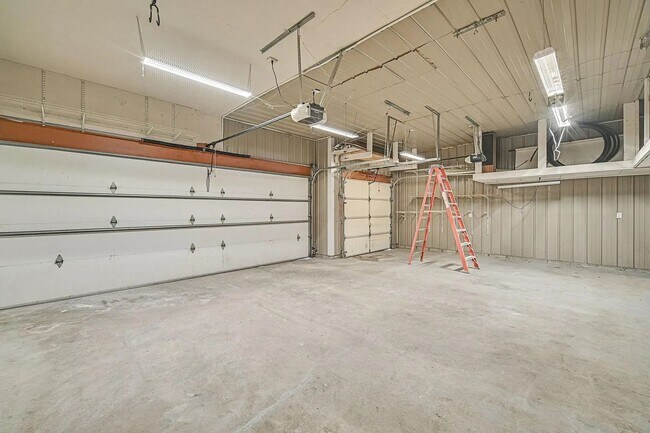 Building Photo - Spacious 4-Bed 4-Bath Home in Buffalo - Available 7/1!
