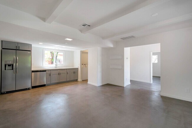 Building Photo - 5-Bedroom Tempe Home with Private Pool & Prime ASU Proximity