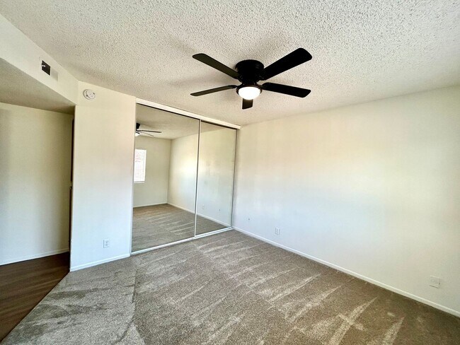 Building Photo - 5 Bed, 2 Bath in Otay Mesa!