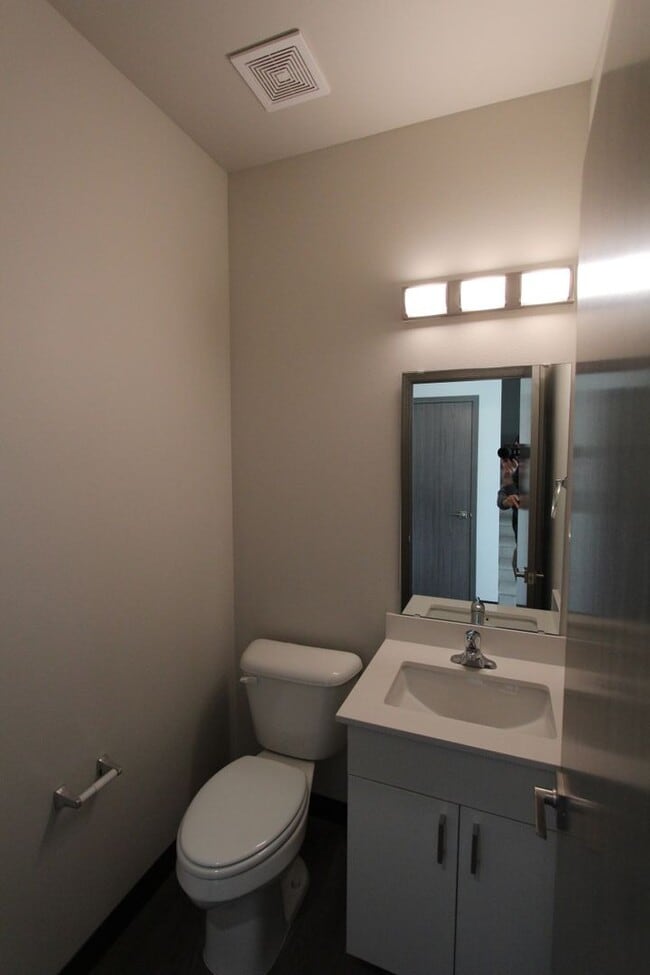 Building Photo - Move in Special!! One-month free with qualified applicants!! Modern design 3-bed, 2.5-bath duplex!