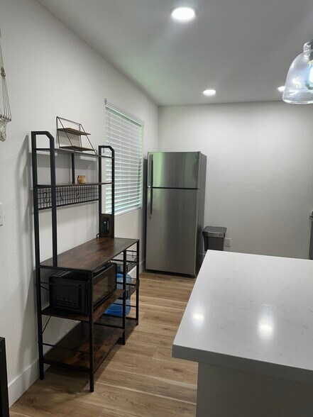 Building Photo - 2025 N Richland St