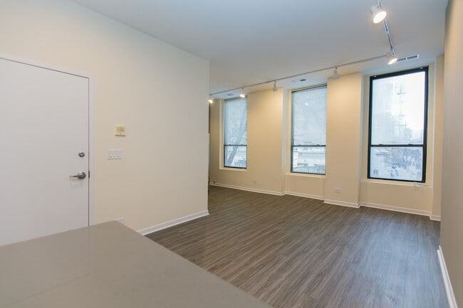 Building Photo - 2324 N Clark St