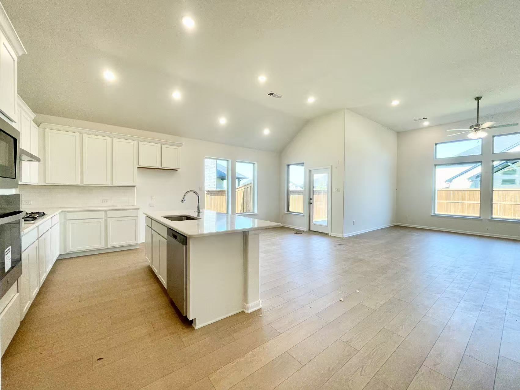 Building Photo - 16205 Garden Dr