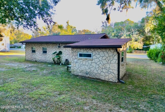 Building Photo - 18713 Charlotte Ave