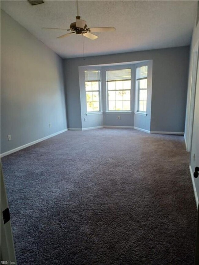 Building Photo - 1332 Lake Dr