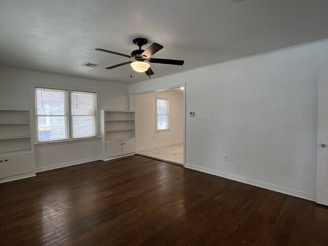 Building Photo - 3 Bedroom close to Campus!!