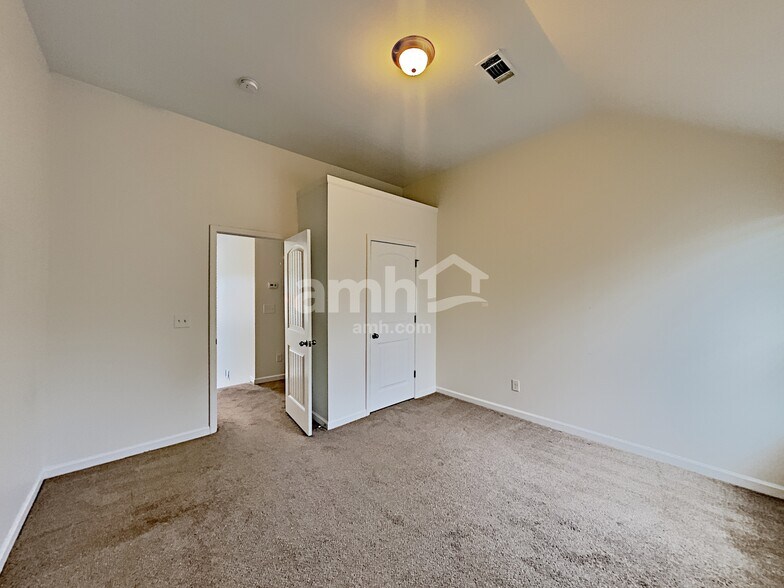 Building Photo - 402 Cleburne Pl