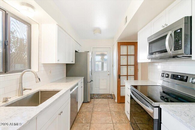 Building Photo - 1118 E Laguna Dr