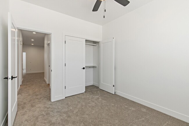 Building Photo - 1082 W Albertine Ln