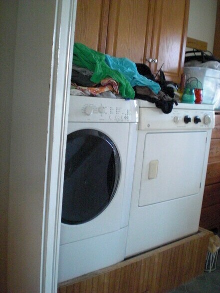 Building Photo - 13 Home St