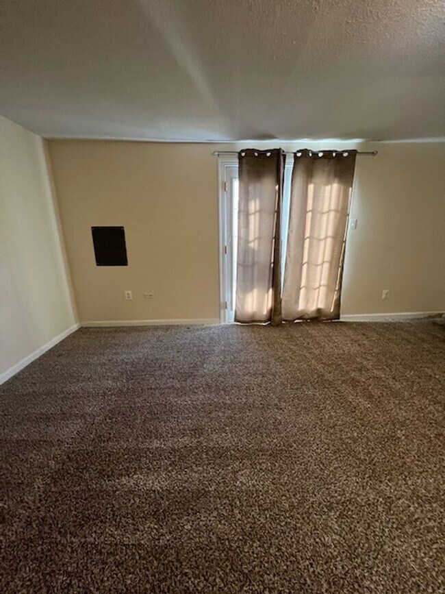 Building Photo - 3 LEVEL TOWNHOME IN GUNNERS LAKE VILLAGE