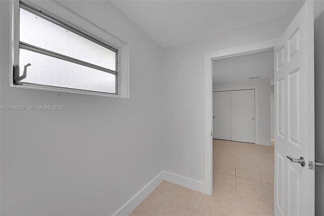 Building Photo - 810 SW 12th Ct