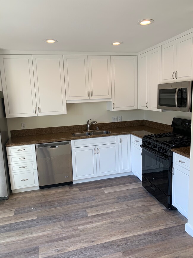 Building Photo - 16765 Barefoot Cir