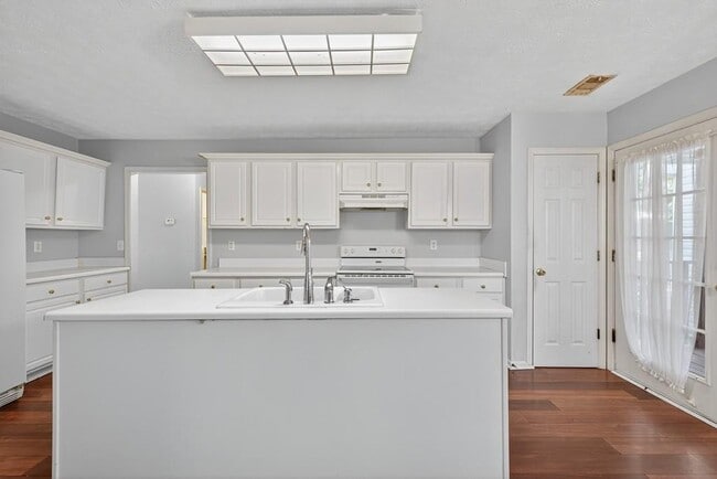 Building Photo - 249 Russell Rd