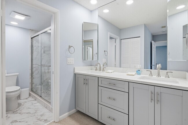 Building Photo - 9292 Vista Del Lago