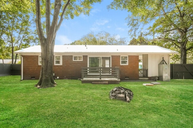 Building Photo - 3 bed / 2 bath ~ West Ashley Area, Move-in...