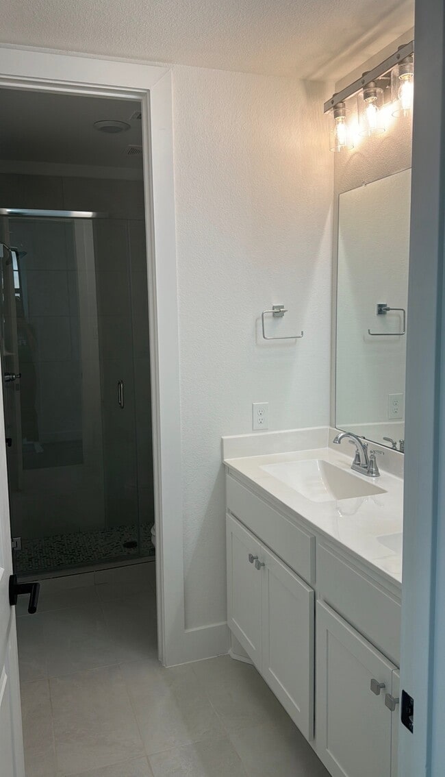 Building Photo - 3218 Royal Oaks Holw Ln