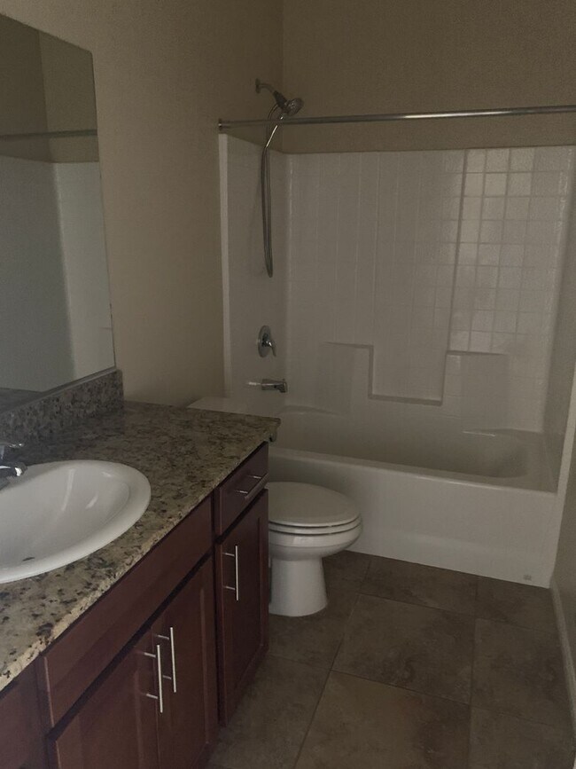 Building Photo - Upgraded Townhome