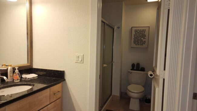 Building Photo - 270 E Flamingo Rd