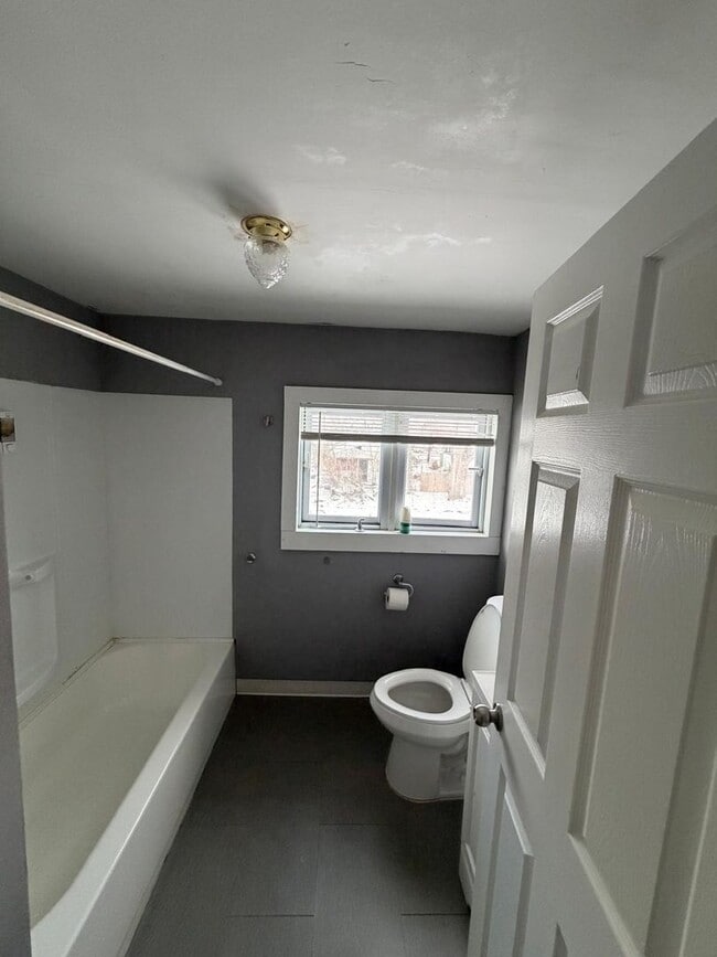 Building Photo - 3 bedroom Home Lower credit scores accepted with proof of income!!