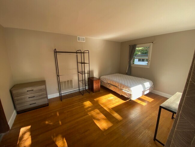 Building Photo - 146 Rosedale Cir