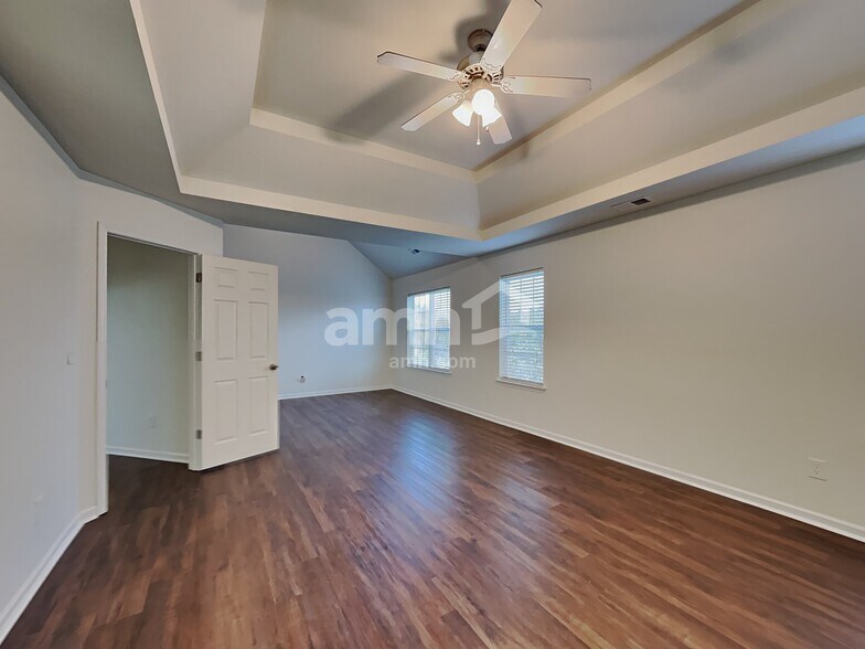 Building Photo - 194 Madelia Pl